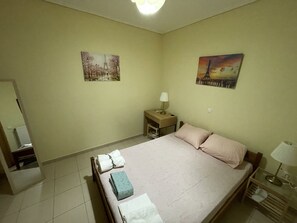 1 bedroom, desk, free WiFi, bed sheets