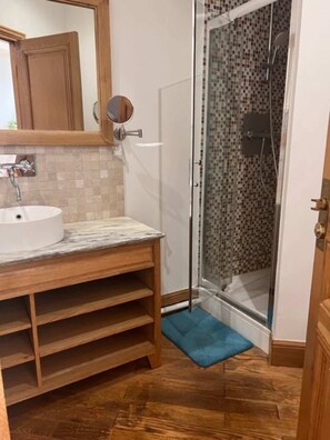 Shower, hair dryer, towels