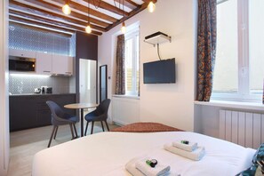 Free WiFi - Cadet 101 - Studio Apartment, Sleeps 2 (Paris)