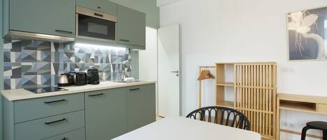 Køleskab, mikrobølgeovn, kogeplade, kaffe-/temaskine