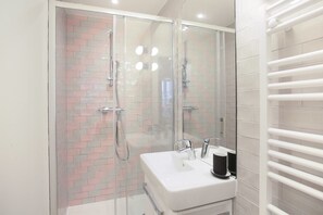 Dusche, Haartrockner, Handtücher