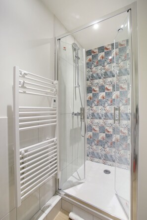 Dusche, Haartrockner, Handtücher