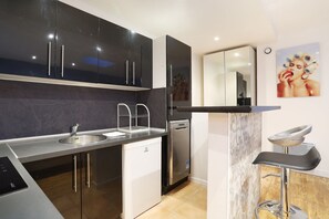 Kühlschrank, Mikrowelle, Ofen, Herdplatte