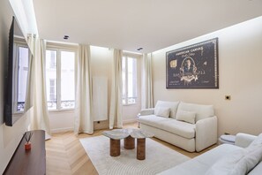 TV - Caire 3 - One Bedroom Apartment, Sleeps 6 (Paris)