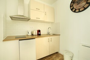 Kylskåp, mikrovågsugn, spishäll och kaffe- och tebryggare