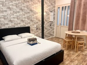 Skrivbord, strykjärn/strykbräda och gratis wi-fi