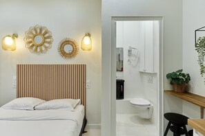 Escritorio, tabla de planchar con plancha y wifi gratis 