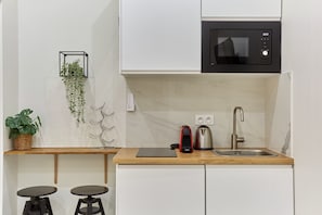Fridge, microwave, stovetop, coffee/tea maker - Charon 5 - Studio Apartment, Sleeps 2 (Paris)