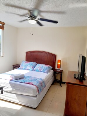 2 bedrooms, free WiFi, bed sheets, wheelchair access - Family getaway, pool, beach and surf (Jacó)