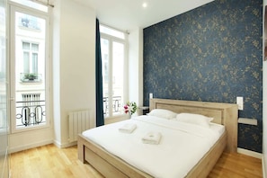 2 habitaciones, escritorio, tabla de planchar con plancha y wifi gratis