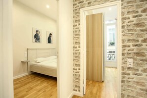 2 habitaciones, escritorio, tabla de planchar con plancha y wifi gratis 