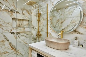 Douche, sèche-cheveux