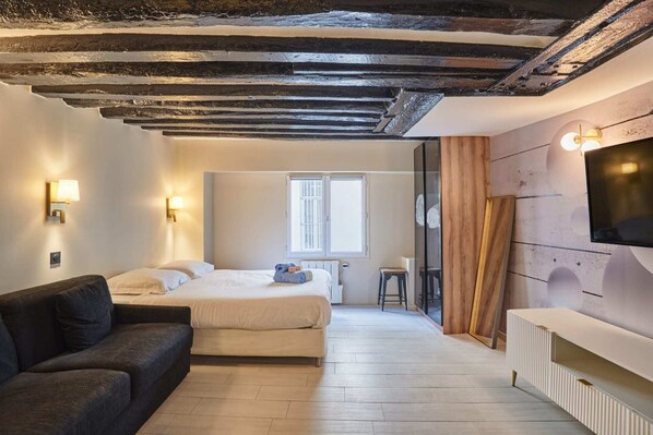 Desk, iron/ironing board, free WiFi