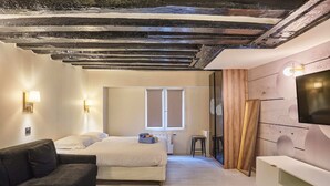 A modern bedroom with a bed, a sofa, a TV, and a window. - Chenier appart - Studio Apartment, Sleeps 4 (Paris)
