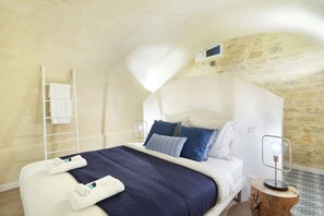 2 bedrooms, desk, iron/ironing board, free WiFi - Chenier Boutique - Two Bedroom Apartment, Sleeps 6 (Paris)