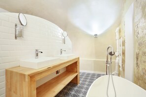 Bathtub, hair dryer - Chenier Boutique - Two Bedroom Apartment, Sleeps 6 (Paris)