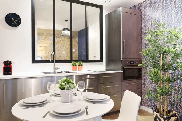 Fridge, microwave, oven, stovetop - Chenier Boutique - Two Bedroom Apartment, Sleeps 6 (Paris)