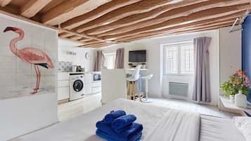 Escriptori, planxa i posts de planxar i wifi gratuïta