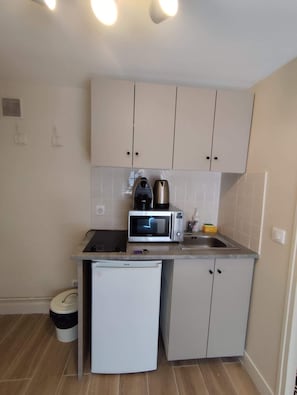 Fridge, microwave, stovetop