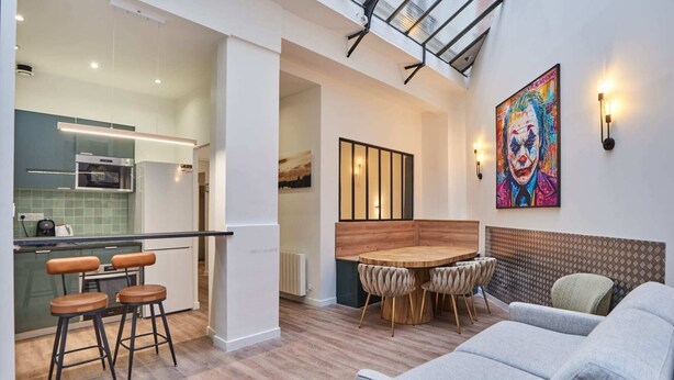 Ein modernes Interieur mit Küche, Essbereich und Sitzgelegenheiten.