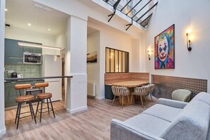 Ein modernes Interieur mit Küche, Essbereich und Sitzgelegenheiten.