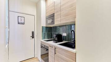 Kjøleskap, mikrobølgeovn, kokeplater og kaffetrakter/tekoker