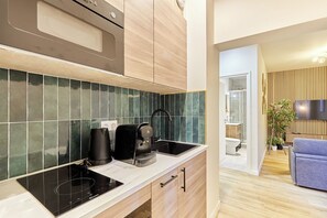 Réfrigérateur, micro-ondes, plaque de cuisson, cafetière/bouilloire