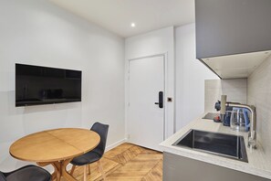 Réfrigérateur, micro-ondes, four, plaque de cuisson