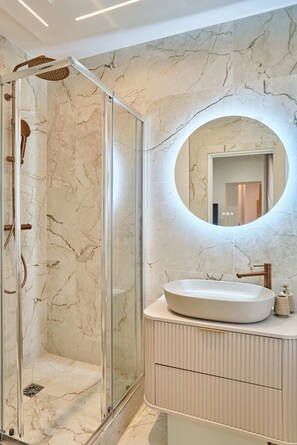 Douche, sèche-cheveux