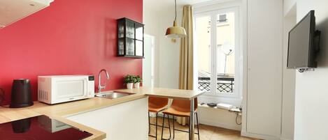 Réfrigérateur, micro-ondes, four, plaque de cuisson