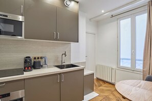 Réfrigérateur, micro-ondes, four, plaque de cuisson