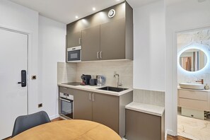 Kjøleskap, mikrobølgeovn, ovn og kokeplater