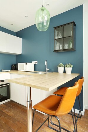 Kylskåp, mikrovågsugn, ugn och spishäll