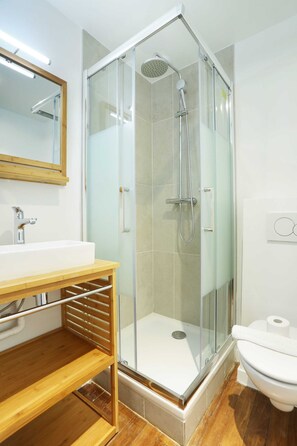 Shower, hair dryer, towels - Meslay 9 - One Bedroom Apartment, Sleeps 4 (Paris)