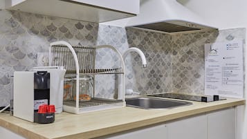 Een koelkast, een microgolfoven, een kookplaat