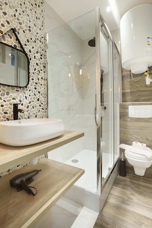 Shower, hair dryer, towels