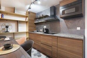 Kühlschrank, Mikrowelle, Ofen, Herdplatte