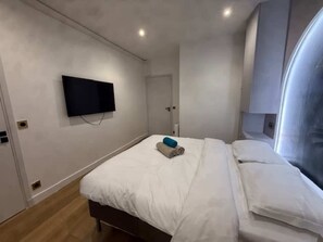 1 soverom, skrivebord, strykejern/-brett og wi-fi (inkludert)