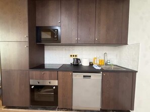 Kjøleskap, mikrobølgeovn, ovn og kokeplater