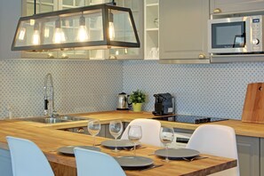 Kylskåp, mikrovågsugn, ugn och spishäll