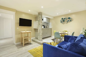 TV - St Honore - Two Bedroom Apartment, Sleeps 6 (Paris)