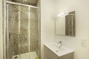 Douche, serviettes fournies