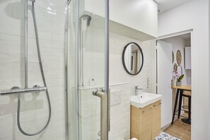 Shower, hair dryer, towels
