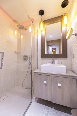 Shower, hair dryer, towels, soap - L'hévana - Appartement 4 Personnes Prestige Méribel Centre (Les Allues)
