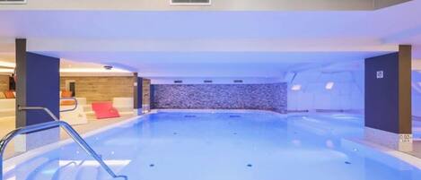 Een binnenzwembad, een verwarmd zwembad