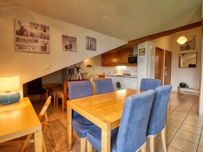 Dining - Spacious Ski-In/Ski-Out Apartment Near Children's Area - Sleeps 8 (Morillon 1100)