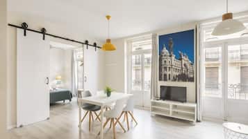 City-Apartment, 1 Schlafzimmer, Stadtblick | 5 Schlafzimmer, laptopgeeigneter Arbeitsplatz, Bügeleisen/Bügelbrett