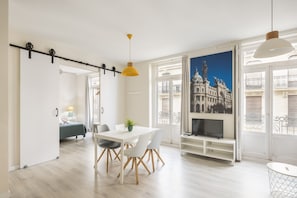Apartamento City, 1 habitación, vistas a la ciudad | Espacio para trabajar con un portátil y tabla de planchar con plancha