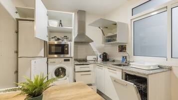 Apartament clàssic, 1 dormitori, vistes al pati | 5 dormitoris i espai de treball apte per a portàtils