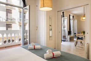 Espacio para trabajar con laptop y tabla de planchar con plancha